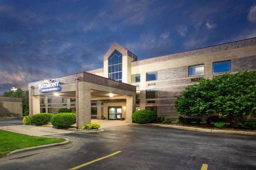 a office building with a parking lot in front of it at Baymont by Wyndham Springfield South Hwy 65 in Springfield