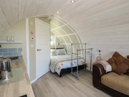 - une chambre avec un lit et un canapé dans l'établissement Cherry Pod, à Shrewsbury