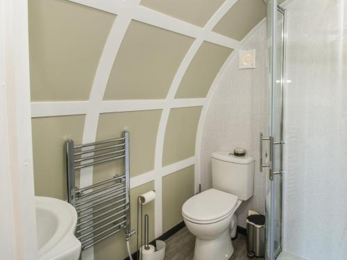 La salle de bains est pourvue de toilettes et d'un lavabo. dans l'établissement Cherry Pod, à Shrewsbury