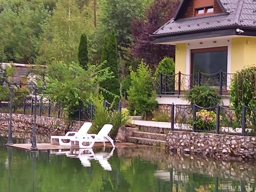 Zahrada ubytování Villa Drinski biser sa bazenom