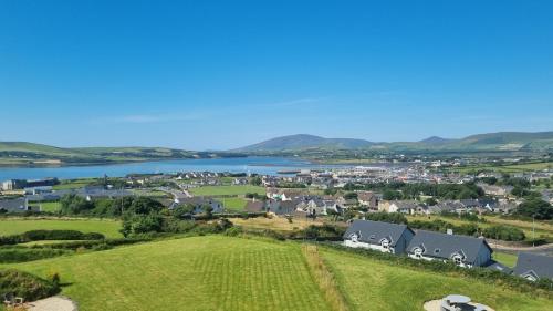 una vista aerea di una piccola città vicino a un lago di Fab View a Dingle