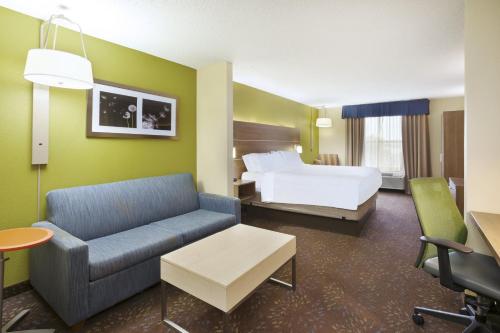 CirclevilleにあるHoliday Inn Express Hotel & Suites Circleville, an IHG Hotelのベッドとソファ付きのホテルルーム