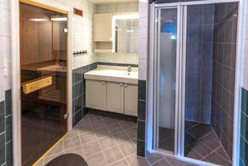 ein Bad mit einem Waschbecken und einer Dusche in der Unterkunft Bakkebyvegen 1D in Trysil