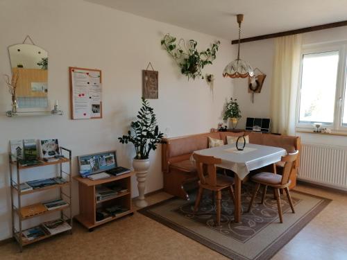 salon z białym stołem i krzesłami w obiekcie Ferienhof Schaubmeier w mieście Klaffer am Hochficht
