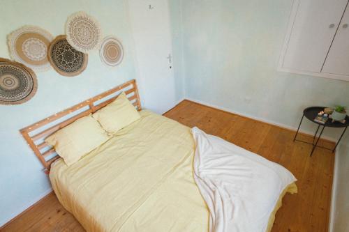 een slaapkamer met een bed met een houten hoofdeinde bij Portobello Corner in Londen