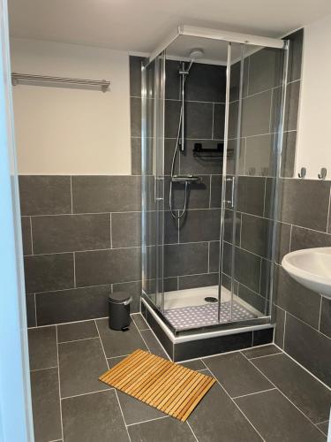 uma casa de banho com um chuveiro e um lavatório. em - SANO Apartments - bei Uwe em Hagen