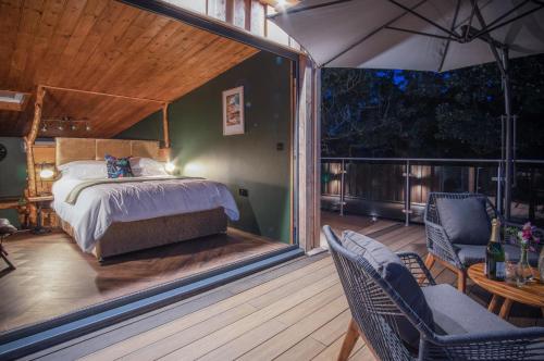 sypialnia z łóżkiem i patio z krzesłami w obiekcie Tawny Lodge - Luxurious 1 Bedroom - Blossom Farm w mieście Johnston
