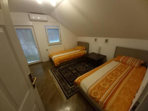 Un pat sau paturi într-o cameră la Villa Ajka