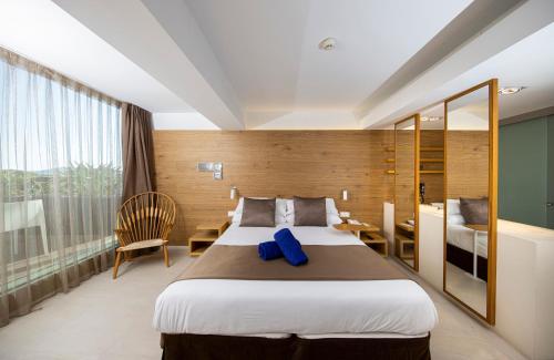 ein Hotelzimmer mit einem großen Bett und einem Schlafzimmer in der Unterkunft Leonardo Boutique Hotel Mallorca Port Portals - Adults only in Portals Nous