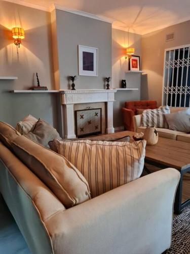 Χώρος καθιστικού στο African Cycad Holiday Home