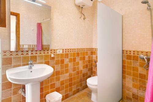 ein Badezimmer mit Waschbecken und Toilette in der Unterkunft Holiday Cottage Santa Lucía 1 in Santa Lucía