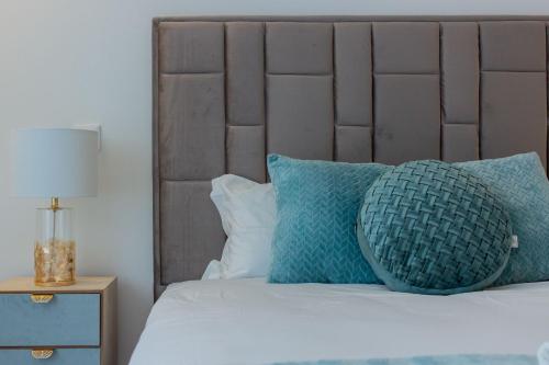 Stunning Apartment w/ Free Parking by LovelyStay