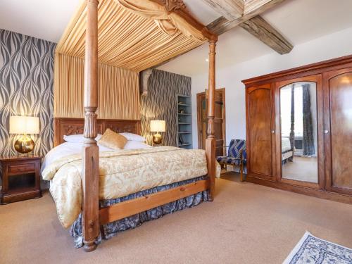 sypialnia z łóżkiem z baldachimem w pokoju w obiekcie Solton Manor w mieście Dover