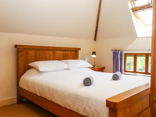 um quarto com uma cama grande e uma janela em Dovecote em Dover