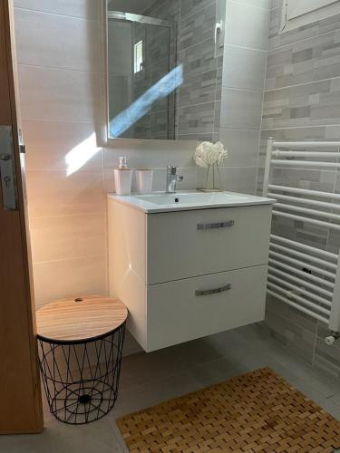 y baño blanco con lavabo y ducha. en App T2 a Montpellier, en Montpellier