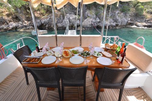 Restoran atau tempat lain untuk makan di İncilay Yacht rent