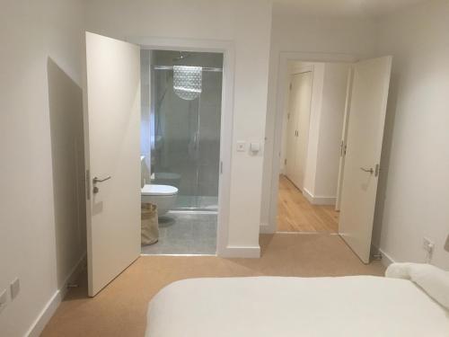a bedroom with a bed and a bathroom at LUXURY SERVICED APARTMENT***** in Croydon