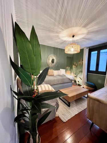 un salon avec un canapé et une plante dans l'établissement CALANQUE DE PORT MIOU, à Cassis