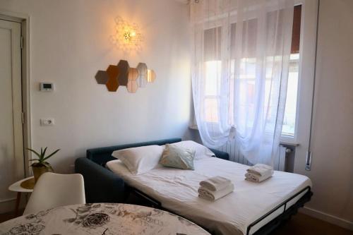 Kleines Zimmer mit einem Bett und einem Fenster in der Unterkunft Santa Maria Novella - Golden Lily Florence, city center apartment in Florenz