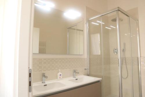 佛羅倫斯的住宿－Santa Maria Novella - Golden Lily Florence, city center apartment，一间带水槽和淋浴的浴室