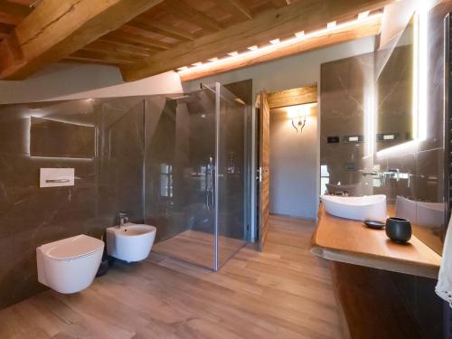 a bathroom with two sinks and a shower and a toilet at Relais Colle Messino Briaglia Mondovì in Mondovì