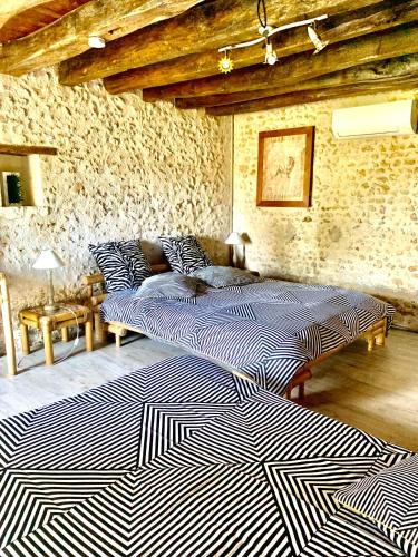 deux lits dans une chambre avec un mur dans l'établissement DOMAINE LE CLOS, à Jupilles