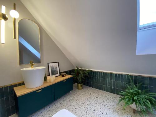 ein Bad mit einem Waschbecken und einem Spiegel in der Unterkunft Siedlisko Jesionna in Rakowiec