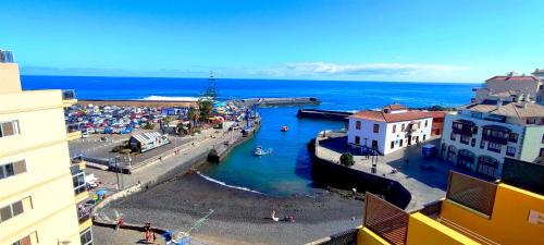 uma vista para um rio com uma praia e edifícios em Marina Atico Penthouse em Puerto de la Cruz