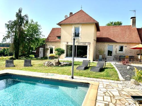 une maison avec une piscine devant une maison dans l'établissement DOMAINE LE CLOS, à Jupilles