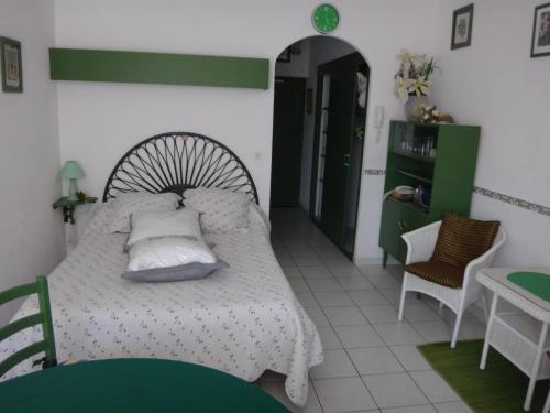 1 dormitorio con 1 cama, mesa y sillas en Les Thermes de Vernet-les-bains en Vernet-les-Bains