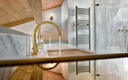 - une cuisine avec un évier et une douche dans l'établissement ATHINAIDOS QUARTERS by K&K, à Athènes
