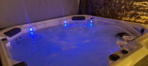 La maison du bonheur et son jacuzzi sur terasse