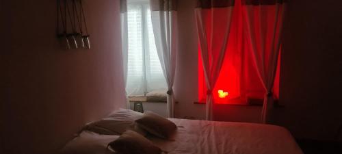 Photo de la galerie de l'établissement La maison du bonheur et son jacuzzi sur terasse, à Champ-du-Boult