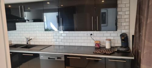 Photo de la galerie de l'établissement La maison du bonheur et son jacuzzi sur terasse, à Champ-du-Boult