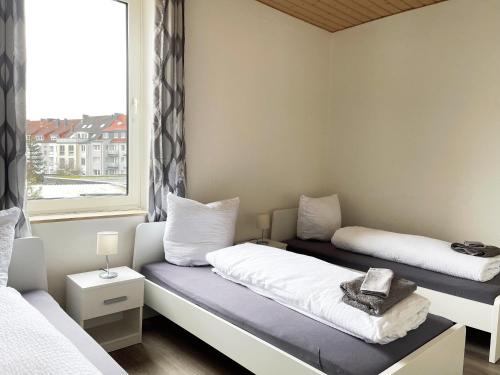 オスナブリュックにあるApartments for fitters I Schützenstr 4-12の窓のある部屋にベッドが2つある