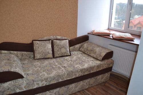 カームヤネツィ・ポジーリシクィイにあるZarvanskaya Street 5の窓際のソファ(枕2つ付)