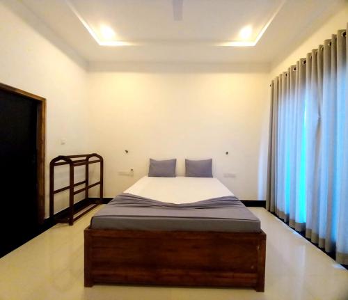 ein Schlafzimmer mit einem Bett in einem Zimmer in der Unterkunft Hotel krish in Kalkudah