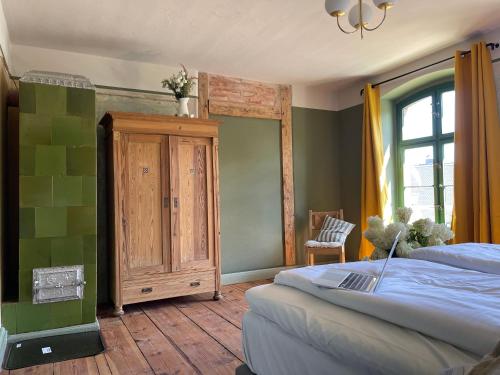 a bedroom with a bed and a cabinet and a window at traumHaff- Endless Summer Loft, privates NORDICSPA, Kamin, Hund, 400m zum Wasser in Rieth