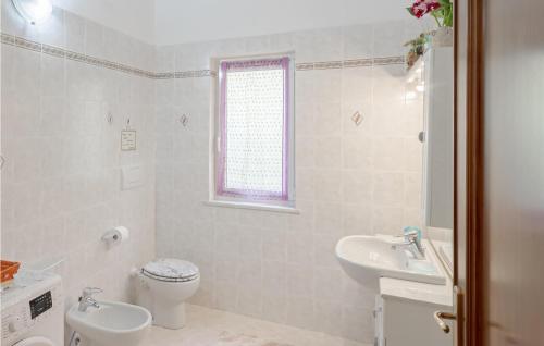 ein weißes Bad mit einem WC und einem Waschbecken in der Unterkunft Casa Nella Valle in Velici Inferiore