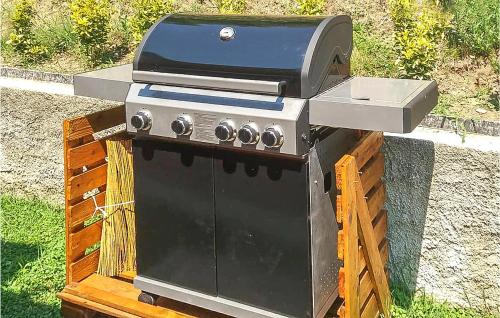 a gas grill and a sink on a wooden stand at Casa Nella Valle in Velici Inferiore