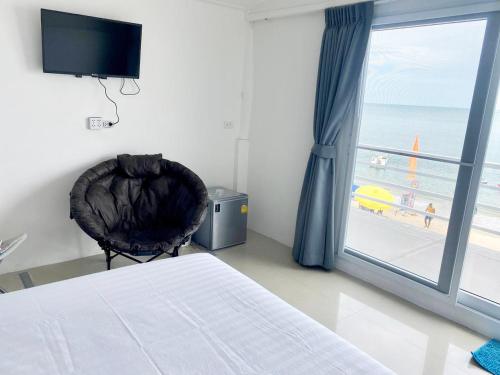 ラマイにあるPi3 Beach Resortのベッドルーム1室(ベッド1台付)、ビーチの景色を望む窓が備わります。