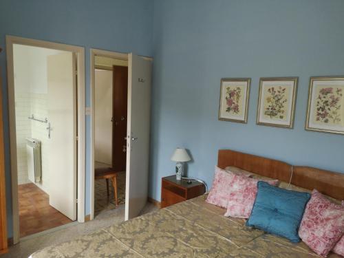 ein Schlafzimmer mit einem Bett mit blauen Wänden in der Unterkunft Villa Florida in Fiuggi