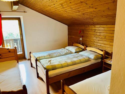 Llit o llits en una habitació de Ferienhaus Bruggerhof