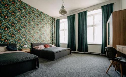 un dormitorio con una cama con una persona puesta en ella en Piotrkowska Mainstreet & Secure en Lodz