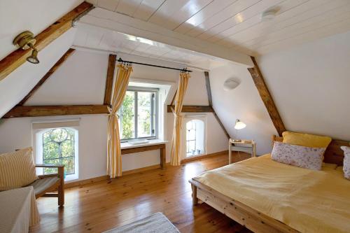 a bedroom with a large bed and two windows at Pellwormhäuschen in Pellworm