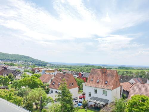 Blick auf eine Stadt mit Häusern in der Unterkunft Apartment, Boxspringbett, ruhige Lage, Kassel Nähe in Schauenburg