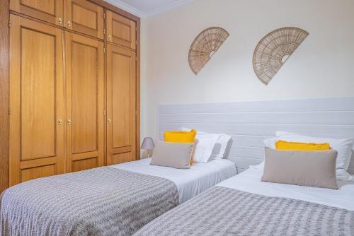 dos camas sentadas una al lado de la otra en un dormitorio en My Place in Funchal by Madeira Sun Travel, en Funchal