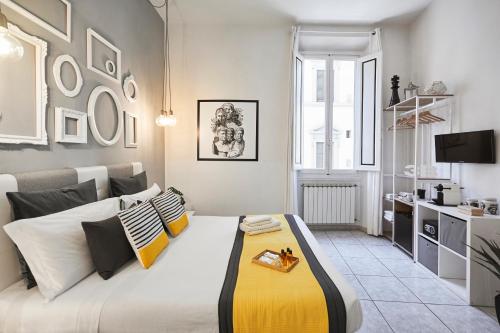 フィレンツェにある3B Bed & Breakfast Firenze Centroのベッドルーム(大きな白いベッド、黄色と黒の枕付)