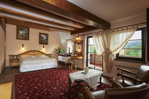 um quarto com uma cama e uma grande janela em Conacul Ambient em Cristian