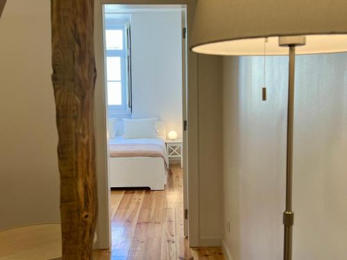 um quarto com uma cama e um candeeiro num quarto em Portugália Apartments em Lisboa